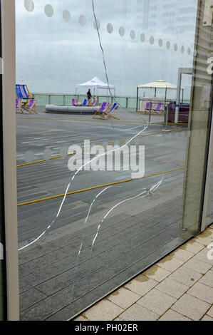 Brighton Regno Unito 29 agosto 2018 - alcuni dei incrinato e danneggiato i pannelli di vetro all'ingresso del Brighton BAi360 torre di osservazione sul lungomare. Non è noto se il danno è stato causato da atti di vandalismo Credito: Simon Dack/Alamy Live News Foto Stock