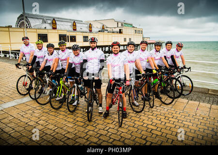 Aberystwyth Wales UK, Mercoledì 29 Agosto 2018 13 ciclisti impostazione disattivata su un estenuante 310 mile cross country bicicletta da Aberystwyth pier a Clacton pier in memoria di baby Seren Picken , che morì a soli tredici settimane dal disordine dei mitocondri e a sollevare preziosi fondi di sponsorizzazione per i bambini malati's Trust Foto © Keith Morris / Alamy Live News Foto Stock