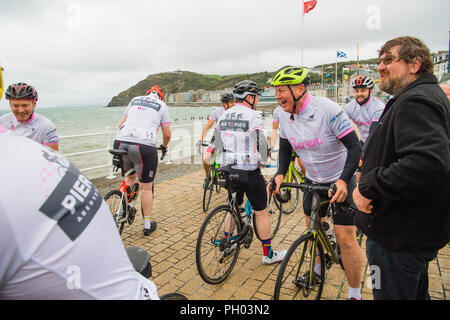 Aberystwyth Wales UK, Mercoledì 29 Agosto 2018 13 ciclisti impostazione disattivata su un estenuante 310 mile cross country bicicletta da Aberystwyth pier a Clacton pier in memoria di baby Seren Picken , che morì a soli tredici settimane dal disordine dei mitocondri e a sollevare preziosi fondi di sponsorizzazione per i bambini malati's Trust Foto © Keith Morris / Alamy Live News Foto Stock