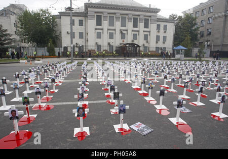 Kiev, Ucraina. Il 29 agosto, 2018. Portrets di ucciso soldati ukrainiens collocato su croci, che erano stati persi in combattimenti nei pressi di Ilovaysk città quattro anni fa, sono visti durante una manifestazione di protesta di fronte l'Ambasciata russa a Kiev in Ucraina, il 29 agosto 2018. Gli ucraini riuniti in memoria di perdita di soldati ucraini, marcatura marcatura del quarto anniversario della lotta in Ilovaysk. Credito: ZUMA Press, Inc./Alamy Live News Foto Stock