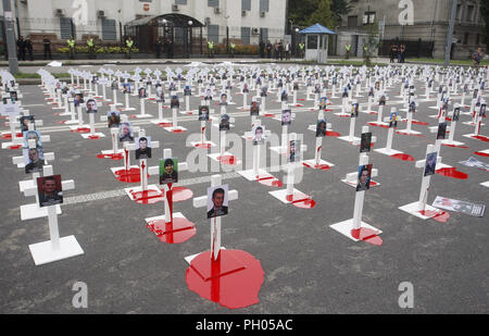 Kiev, Ucraina. Il 29 agosto, 2018. Portrets di ucciso soldati ukrainiens collocato su croci, che erano stati persi in combattimenti nei pressi di Ilovaysk città quattro anni fa, sono visti durante una manifestazione di protesta di fronte l'Ambasciata russa a Kiev in Ucraina, il 29 agosto 2018. Gli ucraini riuniti in memoria di perdita di soldati ucraini, marcatura marcatura del quarto anniversario della lotta in Ilovaysk. Credito: ZUMA Press, Inc./Alamy Live News Foto Stock