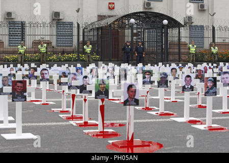 Kiev, Ucraina. Il 29 agosto, 2018. Portrets di ucciso soldati ukrainiens collocato su croci, che erano stati persi in combattimenti nei pressi di Ilovaysk città quattro anni fa, sono visti durante una manifestazione di protesta di fronte l'Ambasciata russa a Kiev in Ucraina, il 29 agosto 2018. Gli ucraini riuniti in memoria di perdita di soldati ucraini, marcatura marcatura del quarto anniversario della lotta in Ilovaysk. Credito: ZUMA Press, Inc./Alamy Live News Foto Stock