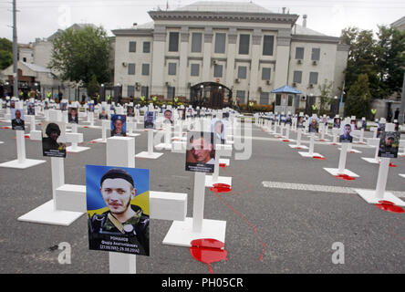 Kiev, Ucraina. Il 29 agosto, 2018. Centinaia di croci con portrets di ucciso soldati ucraini, che erano stati persi in combattimenti nei pressi di Ilovaysk città quattro anni fa, sono visti durante una manifestazione di protesta di fronte l'Ambasciata russa a Kiev in Ucraina, il 29 agosto 2018. Gli ucraini riuniti in memoria di perdita di soldati ucraini, marcatura marcatura del quarto anniversario della lotta in Ilovaysk. Credito: ZUMA Press, Inc./Alamy Live News Foto Stock