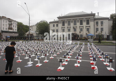 Kiev, Ucraina. Il 29 agosto, 2018. Centinaia di croci con portrets di ucciso soldati ucraini, che erano stati persi in combattimenti nei pressi di Ilovaysk città quattro anni fa, sono visti durante una manifestazione di protesta di fronte l'Ambasciata russa a Kiev in Ucraina, il 29 agosto 2018. Gli ucraini riuniti in memoria di perdita di soldati ucraini, marcatura marcatura del quarto anniversario della lotta in Ilovaysk. Credito: ZUMA Press, Inc./Alamy Live News Foto Stock