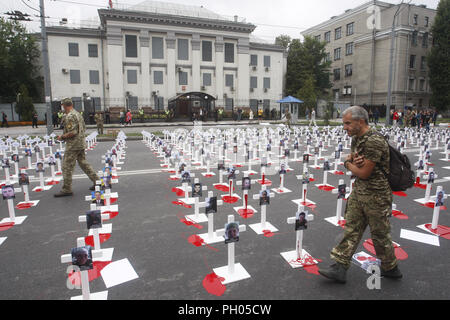 Kiev, Ucraina. Il 29 agosto, 2018. Portrets di ucciso soldati ukrainiens collocato su croci, che erano stati persi in combattimenti nei pressi di Ilovaysk città quattro anni fa, sono visti durante una manifestazione di protesta di fronte l'Ambasciata russa a Kiev in Ucraina, il 29 agosto 2018. Gli ucraini riuniti in memoria di perdita di soldati ucraini, marcatura marcatura del quarto anniversario della lotta in Ilovaysk. Credito: ZUMA Press, Inc./Alamy Live News Foto Stock