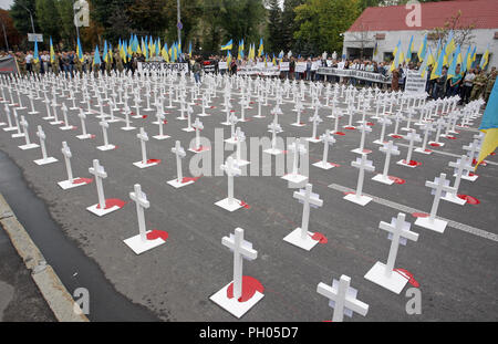 Kiev, Ucraina. Il 29 agosto, 2018. Centinaia di croci con portrets di ucciso soldati ucraini, che erano stati persi in combattimenti nei pressi di Ilovaysk città quattro anni fa, sono visti durante una manifestazione di protesta di fronte l'Ambasciata russa a Kiev in Ucraina, il 29 agosto 2018. Gli ucraini riuniti in memoria di perdita di soldati ucraini, marcatura marcatura del quarto anniversario della lotta in Ilovaysk. Credito: ZUMA Press, Inc./Alamy Live News Foto Stock