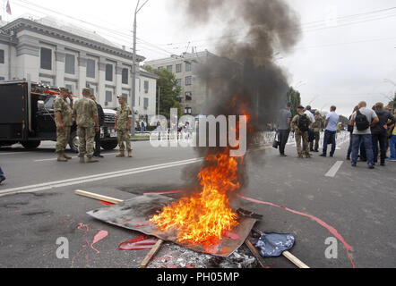 Kiev, Ucraina. Il 29 agosto, 2018. Ukrainian riuniti per la loro protesta nel IV anniversario della lotta in Ilovaysk, davanti l'Ambasciata russa a Kiev in Ucraina, il 29 agosto 2018. Gli ucraini riuniti in memoria di perdita di soldati ucraini, marcatura marcatura del quarto anniversario della lotta in Ilovaysk. ern ucraina. Credito: Serg Glovny/ZUMA filo/Alamy Live News Credito: ZUMA Press, Inc./Alamy Live News Foto Stock