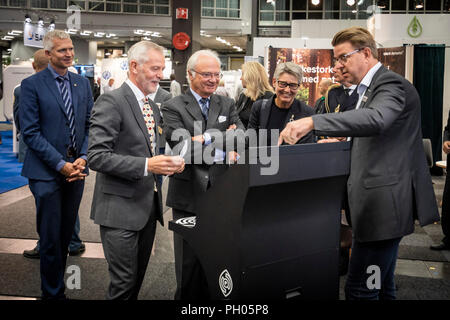 A Göteborg. La Svezia. 28 agosto2018. Il re svedese Carl XVI Gustaf visitato da iniziativa la Swedish Exhibition & Congress Centre. Egli ha aperto la fiera per legno, prodotti e tecnologia e camminato intorno la visita ed essendo molto interessato in molte delle macchine, le aziende e le persone in fiera. © Boel Ferm/Alamy Live News Foto Stock