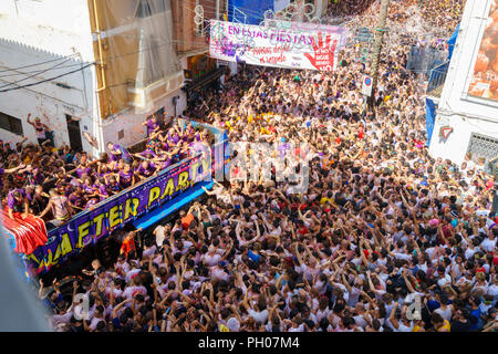 Valencia, Spagna. Il 29 agosto 2018. Buñol ospita questo ultimo mercoledì del mese di agosto in più la sua parte internazionale, Tomatina, 145 tonnellate di pomodori sono gettati attraverso le strade della città. La Tomatina è diventata una delle principali attrazioni del turismo internazionale; quest anno un afflusso di 22.000 partecipanti è previsto, da quasi tutti i paesi del mondo. Credito: Salva Garrigues/Alamy Live News Foto Stock