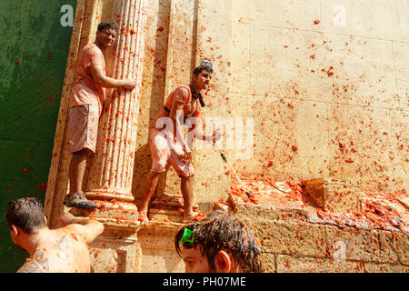 Valencia, Spagna. Il 29 agosto 2018. Buñol ospita questo ultimo mercoledì del mese di agosto in più la sua parte internazionale, Tomatina, 145 tonnellate di pomodori sono gettati attraverso le strade della città. La Tomatina è diventata una delle principali attrazioni del turismo internazionale; quest anno un afflusso di 22.000 partecipanti è previsto, da quasi tutti i paesi del mondo. Credito: Salva Garrigues/Alamy Live News Foto Stock