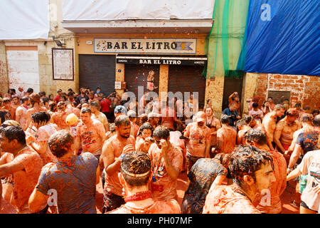 Valencia, Spagna. Il 29 agosto 2018. Buñol ospita questo ultimo mercoledì del mese di agosto in più la sua parte internazionale, Tomatina, 145 tonnellate di pomodori sono gettati attraverso le strade della città. La Tomatina è diventata una delle principali attrazioni del turismo internazionale; quest anno un afflusso di 22.000 partecipanti è previsto, da quasi tutti i paesi del mondo. Credito: Salva Garrigues/Alamy Live News Foto Stock