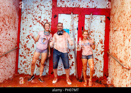 Valencia, Spagna. Il 29 agosto 2018. Buñol ospita questo ultimo mercoledì del mese di agosto in più la sua parte internazionale, Tomatina, 145 tonnellate di pomodori sono gettati attraverso le strade della città. La Tomatina è diventata una delle principali attrazioni del turismo internazionale; quest anno un afflusso di 22.000 partecipanti è previsto, da quasi tutti i paesi del mondo. Credito: Salva Garrigues/Alamy Live News Foto Stock