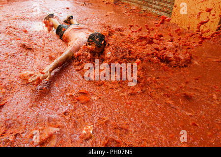 Valencia, Spagna. Il 29 agosto 2018. Buñol ospita questo ultimo mercoledì del mese di agosto in più la sua parte internazionale, Tomatina, 145 tonnellate di pomodori sono gettati attraverso le strade della città. La Tomatina è diventata una delle principali attrazioni del turismo internazionale; quest anno un afflusso di 22.000 partecipanti è previsto, da quasi tutti i paesi del mondo. Credito: Salva Garrigues/Alamy Live News Foto Stock