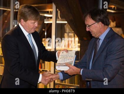 Amsterdam, Paesi Bassi. Il 29 agosto, 2018. Re Willem-Alexander dei Paesi Bassi presso la KNAW (Koninklijke Nederlandse Akademie van Wetenschappen) in Amsterdam, il 29 agosto 2018, per un workvisit alle discipline umanistiche Cluster en het Paesi Bassi Istituto di Studi Avanzati nel campo delle scienze sociali e umanistiche (NIAS) Foto : Albert Ph van der Werf/ Paesi Bassi OUT/point de vue OUT | Credit: dpa/Alamy Live News Foto Stock