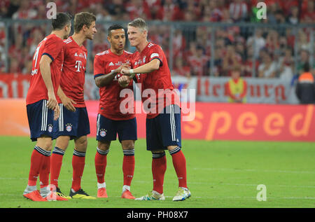 Monaco di Baviera, Germania. Il 28 agosto 2018. 28.08.2018, addio gioco da Bastian SCHWEINSTEIGER, FC Bayern vs Chicago Fire, Allianz Arena Muenchen, calcio, sport, im Bild: Bastian SCHWEINSTEIGER (Chicago Fire) vuole più velocità e raccontare Robert Lewandowski (FCB), Thomas Mueller (FCB) und Thiago (FCB) DFL REGOLAMENTI VIETANO QUALSIASI USO DI FOTOGRAFIE come sequenze di immagini e / o quasi video. Copyright: Philippe Ruiz Credito: Philippe Ruiz/Alamy Live News Foto Stock