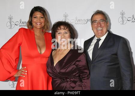 Aida Rodriguez, Helen Hernandez, Kenny Ortega presso gli arrivi per la trentatreesima annuale di Imagen Awards, JW Marriott Los Angeles a LA LIVE, Los Angeles, CA 25 agosto 2018. Foto di: Priscilla concedere/Everett Collection Foto Stock