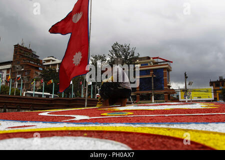 Kathmandu. Il 29 agosto, 2018. Un uomo lavora per rinnovare il mandala come parte della preparazione per la Baia del Bengala Iniziativa per Multi-Sectoral tecnico e della cooperazione economica (BIMSTEC) Summit a Kathmandu, Nepal su il 29 agosto 2018. BIMSTEC vedrà il suo quarto vertice in Nepal la capitale Kathmandu su agosto 30 e 31. Credito: Sulav Shrestha che/Xinhua/Alamy Live News Foto Stock