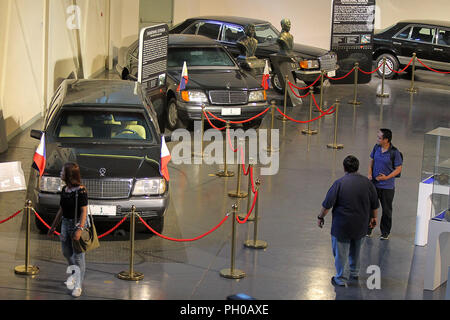 Quezon City, Filippine. Il 29 agosto, 2018. Visitatori guardare auto all'interno della vettura presidenziale Museum di Quezon City, Filippine, su il 29 agosto 2018. Il Presidential Car Museum presenta le vetture usate dagli ex Presidenti delle Filippine e di altre eminenti persone storiche nelle Filippine. Credito: Rouelle Umali/Xinhua/Alamy Live News Foto Stock