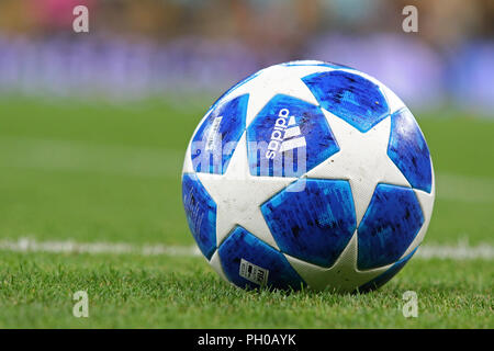 Kiev, Ucraina. 28 Agosto, 2018. Ufficiale di UEFA Champions League stagione 2018/19 match ball sull'erba durante la UEFA Champions League play-off game FC Dynamo Kyiv v AFC Ajax a NSC Olimpiyskyi stadium di Kiev, Ucraina. Credito: Oleksandr Prykhodko/Alamy Live News Foto Stock