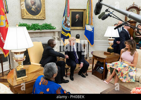 Presidente Trump e il Presidente della Repubblica del Kenya sono unite da First Lady Melania Trump e la Sig.ra 27 Ago, 2018. Kenyatta all Ufficio Ovale | Agosto 27, 2018 (Gazzetta White House Foto di Andrea Hanks) White House via globallookpress.com Credito: Casa Bianca/Russo/Look ZUMA filo/Alamy Live News Foto Stock