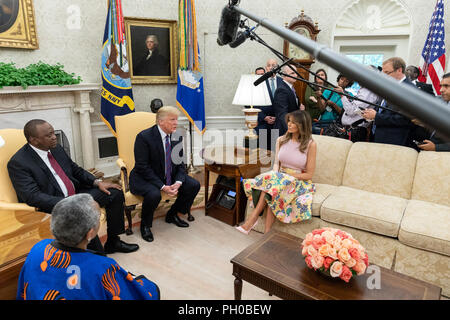 Presidente Trump e il Presidente della Repubblica del Kenya sono unite da First Lady Melania Trump e la Sig.ra 27 Ago, 2018. Kenyatta all Ufficio Ovale | Agosto 27, 2018 (Gazzetta White House Foto di Andrea Hanks) White House via globallookpress.com Credito: Casa Bianca/Russo/Look ZUMA filo/Alamy Live News Foto Stock