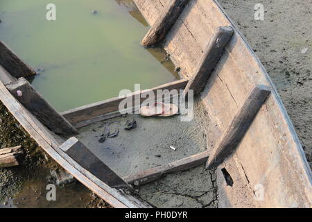 Barca abbandonata nel campo di riso Foto Stock