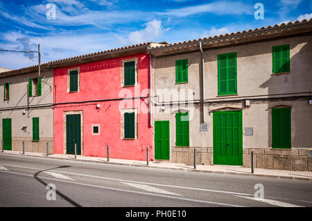 Strada di Alcudia con vecchie facciate di edifici e persiane verdi, Mallorca, Spagna. Foto Stock