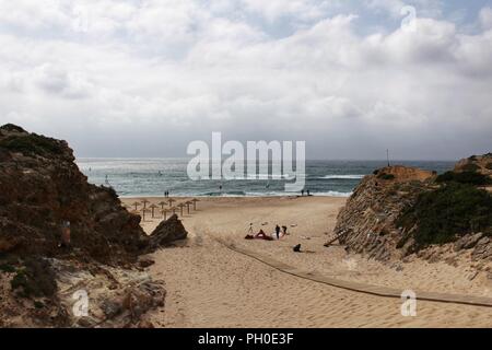 Spiaggia di Guincho sotto il cielo nuvoloso nella primavera del Portogallo Foto Stock