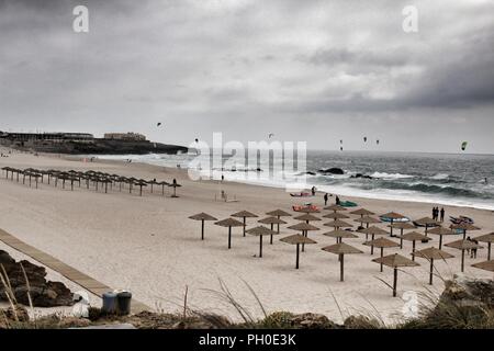 Spiaggia di Guincho sotto il cielo nuvoloso nella primavera del Portogallo Foto Stock