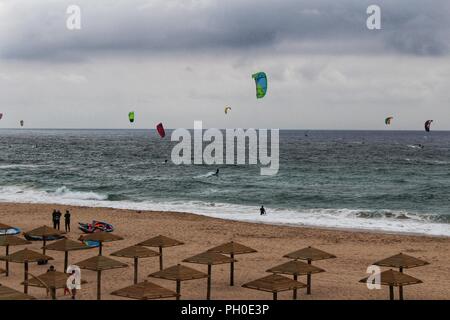 Spiaggia di Guincho sotto il cielo nuvoloso nella primavera del Portogallo Foto Stock