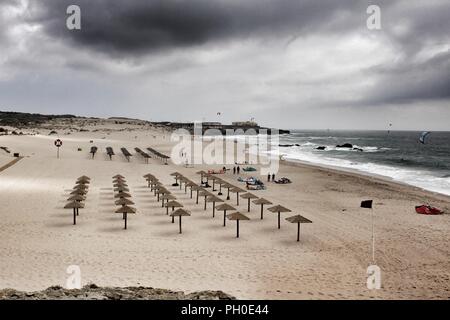 Spiaggia di Guincho sotto il cielo nuvoloso nella primavera del Portogallo Foto Stock