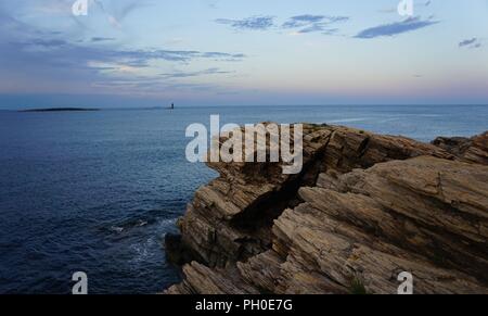 Tramonto sulla spiaggia. Una mascella caduta di colpo di bella roccia formazione a Cape Elizabeth costa. Foto Stock