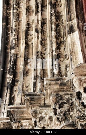 Portici, pilastri e la facciata di Do Carmo convento a Lisbona, Portogallo Foto Stock