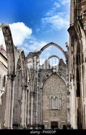 Portici, pilastri e la facciata di Do Carmo convento a Lisbona, Portogallo Foto Stock