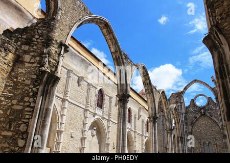 Portici, pilastri e la facciata di Do Carmo convento a Lisbona, Portogallo Foto Stock