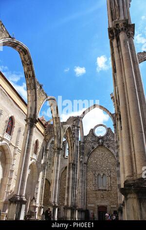 Portici, pilastri e la facciata di Do Carmo convento a Lisbona, Portogallo Foto Stock