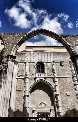 Portici, pilastri e la facciata di Do Carmo convento a Lisbona, Portogallo Foto Stock