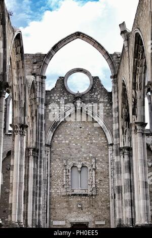 Portici, pilastri e la facciata di Do Carmo convento a Lisbona, Portogallo Foto Stock