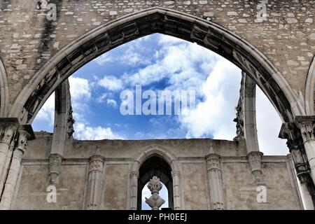 Portici, pilastri e la facciata di Do Carmo convento a Lisbona, Portogallo Foto Stock