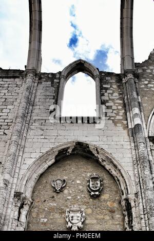 Portici, pilastri e la facciata di Do Carmo convento a Lisbona, Portogallo Foto Stock