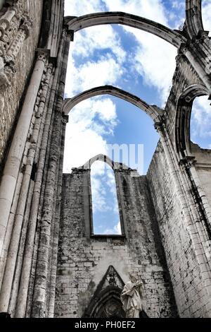 Portici, pilastri e la facciata di Do Carmo convento a Lisbona, Portogallo Foto Stock