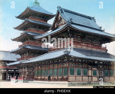 [ 1880 Giappone - Tempio Shitennoji in Osaka ] - La Kondo (Golden Hall) e la pagoda a cinque piani al tempio Shitennoji di Osaka. Entrambe sono basate nel centro del tempio di edifici. Shitennoji Tempio fu fondata dal Principe Shotoku (Shotoku Taishi, 574-622) in 593 durante il Giappone prima ondata di costruzione del tempio. La Kondo e la pagoda, sono stati completamente distrutti da noi firebombs nel marzo 1945. Nei primi anni sessanta, esse sono state ricostruite in calcestruzzo. Xix secolo albume vintage fotografia. Foto Stock