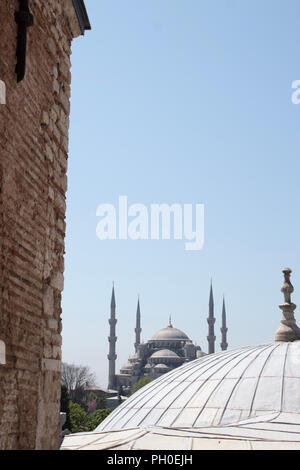 Vista da Hagia Sophia Mosque guardando attraverso la piazza Sultanahmet presso la Moschea Blu (Sultan Ahmed Moschea) ad Istanbul in Turchia. Foto Stock