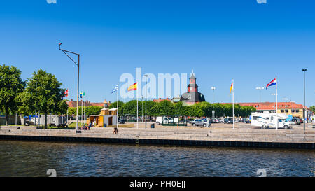 Lidkoping, Svezia - Luglio 4, 2018: la nuova piazza della città (Nya stadens torg in svedese) visto attraverso il fiume Lidan su un normale giorno di estate. Foto Stock