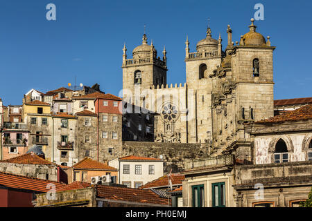 Porto cattedrale (SÉ) e alcune case del centro storico. Foto Stock