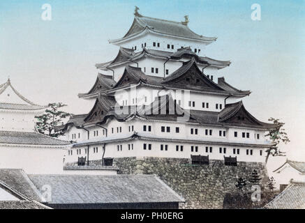 [ 1890 GIAPPONE - Il Castello Nagoya ] - La honmaru (involucro principale) e la piccola torre di castello Nagoya a Nagoya, nella prefettura di Aichi. Il castello fu la casa di base del Owari Tokugawa clan, che ha governato il Giappone durante il periodo Edo (1603-1868). Il castello fu costruito tra il 1610 e il 1619. Fu distrutto da un bombardamento americano raid nel 1945. Nel 1959, una replica in calcestruzzo è stato costruito. Xix secolo albume vintage fotografia. Foto Stock