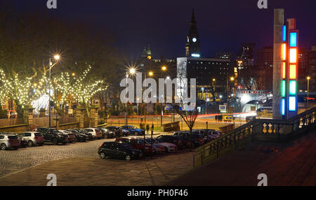 William Brown St e World Museum ingresso, Liver Building in distanza, 2018. Alberi illuminato a sinistra in St John's Gardens. Foto Stock