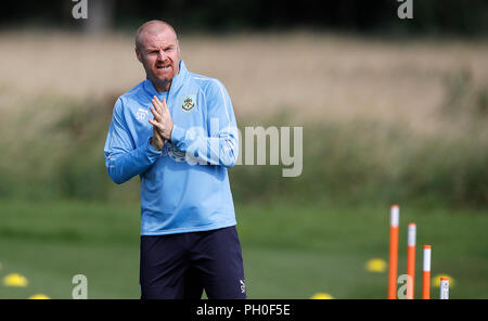 Burnley manager Sean Dyche, durante la sessione di formazione a Barnfield Training Center, Burnley. Foto Stock
