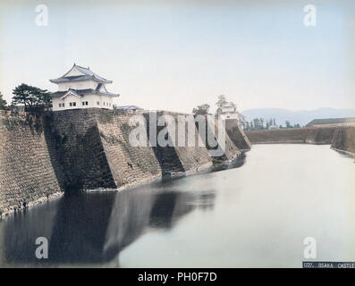 [ 1890 Giappone - Castello di Osaka ] - Vista sul Castello di Osaka e il fossato. Xix secolo albume vintage fotografia. Foto Stock