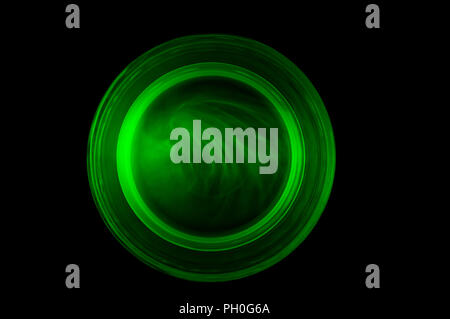 Appoggio i modelli di diffusione della fluoresceina di dispersione in acqua causati dalla fluorescenza causato da blacklight, UV, dando eerie glow e fluido vorticoso Foto Stock